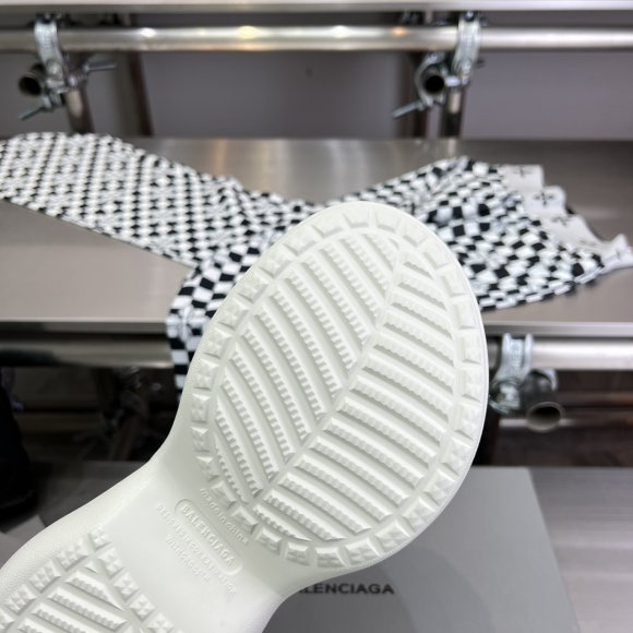 Balenciaga Crocs - Женские шлепанцы ST3_1406BA2 Balenciaga Crocs - Женские шлепанцы ST3_1406BA2