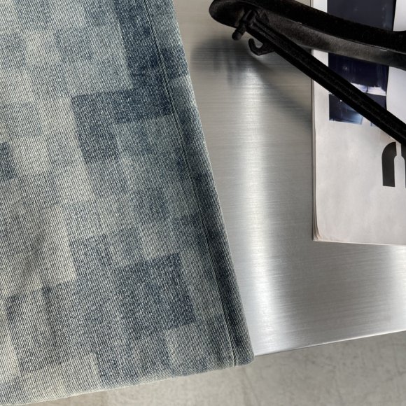 Louis Vuitton - Мужские штаны джинсы TJ_0510LV3 Louis Vuitton - Мужские штаны джинсы TJ_0510LV3