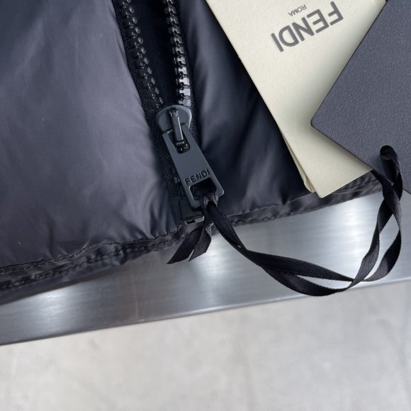 Fendi - Мужской жилет пуховик TJ_3010FE12 Fendi - Мужской жилет пуховик TJ_3010FE12