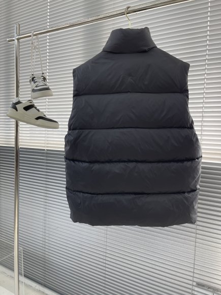 Fendi - Мужской жилет пуховик TJ_3010FE12 Fendi - Мужской жилет пуховик TJ_3010FE12