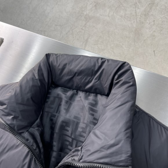 Fendi - Мужской жилет пуховик TJ_3010FE12 Fendi - Мужской жилет пуховик TJ_3010FE12