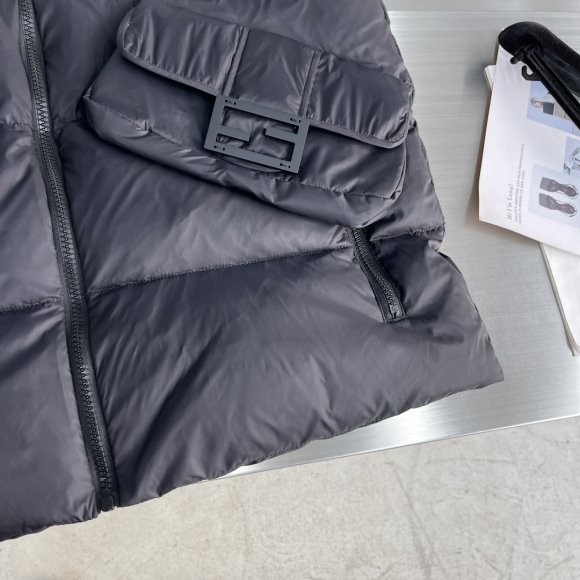 Fendi - Мужской жилет пуховик TJ_3010FE12 Fendi - Мужской жилет пуховик TJ_3010FE12