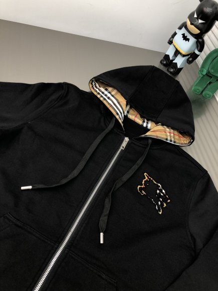 Burberry - Мужской спортивный костюм DZ_2209BU5 Burberry - Мужской спортивный костюм DZ_2209BU5