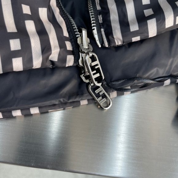 Fendi - Мужской двухсторонний жилет пуховик AH_0701FE3