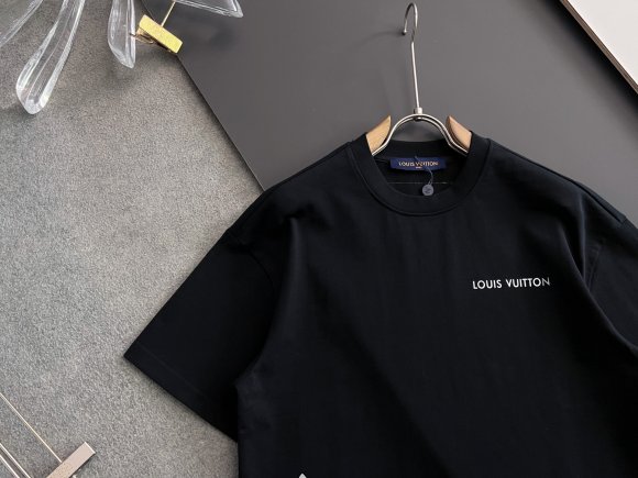 Louis Vuitton - Мужская футболка майка DZ_1202LV4 Louis Vuitton - Мужская футболка майка DZ_1202LV4