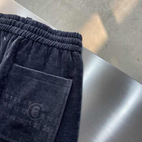 Maison Margiela MM6 - Мужские вельветовые спортивные штаны TJ_1912MM7 Maison Margiela MM6 - Мужские вельветовые спортивные штаны TJ_1912MM7