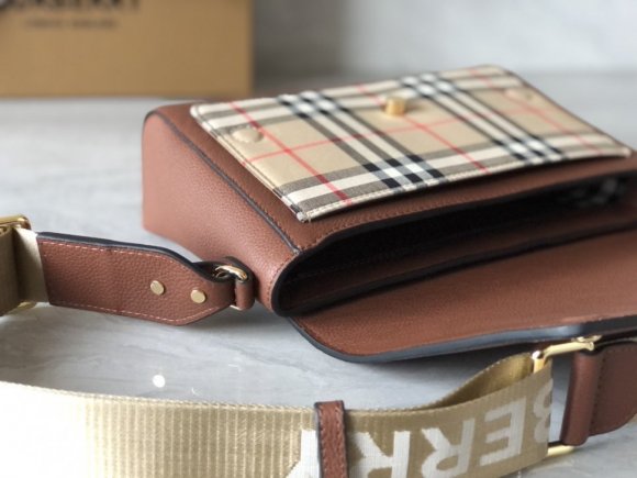 Burberry Crossbody Сумка мессенджер BU_0906BU1 Burberry Crossbody Сумка мессенджер BU_0906BU1