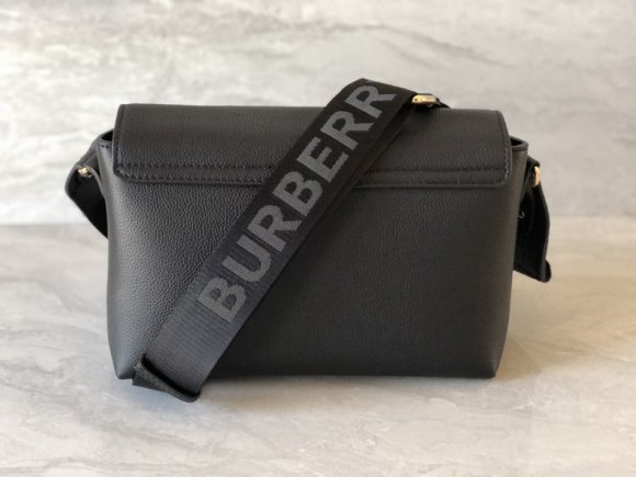 Burberry Crossbody Сумка мессенджер BU_0906BU1 Burberry Crossbody Сумка мессенджер BU_0906BU1