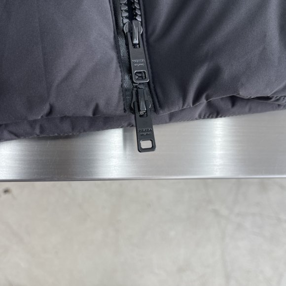 Prada - Мужской жилет пуховик TJ_0511PR5