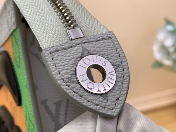 Louis Vuitton Pochette Voyage - Сумка клатч CN_0111LV1 Louis Vuitton Pochette Voyage - Сумка клатч CN_0111LV1