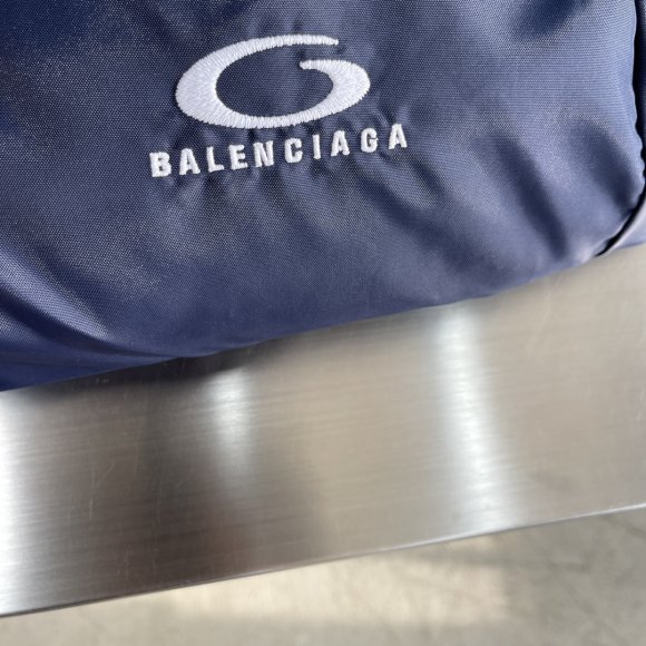 Balenciaga - Мужская двусторонняя куртка пуховик TJ_0511BA10 Balenciaga - Мужская двусторонняя куртка пуховик TJ_0511BA10