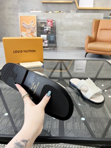 Louis Vuitton - Мужские шлепанцы сандалии RU_0304LV10 Louis Vuitton - Мужские шлепанцы сандалии RU_0304LV10