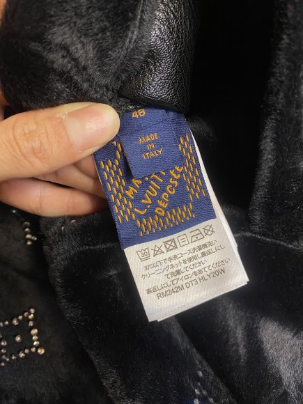 Louis Vuitton - Мужская куртка ветровка толстовка DZ_1702LV1 Louis Vuitton - Мужская куртка ветровка толстовка DZ_1702LV1