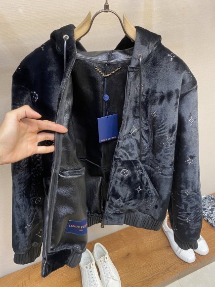 Louis Vuitton - Мужская куртка ветровка толстовка DZ_1702LV1 Louis Vuitton - Мужская куртка ветровка толстовка DZ_1702LV1