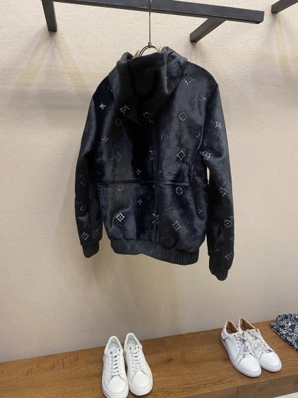 Louis Vuitton - Мужская куртка ветровка толстовка DZ_1702LV1 Louis Vuitton - Мужская куртка ветровка толстовка DZ_1702LV1