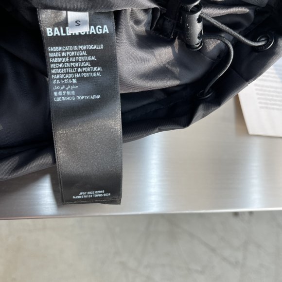 Balenciaga - Мужской жилет пуховик DZ_0810BA10 Balenciaga - Мужской жилет пуховик DZ_0810BA10