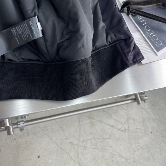 Balenciaga - Мужкая куртка ветровка бомбер TJ_2712BA2 Balenciaga - Мужкая куртка ветровка бомбер TJ_2712BA2