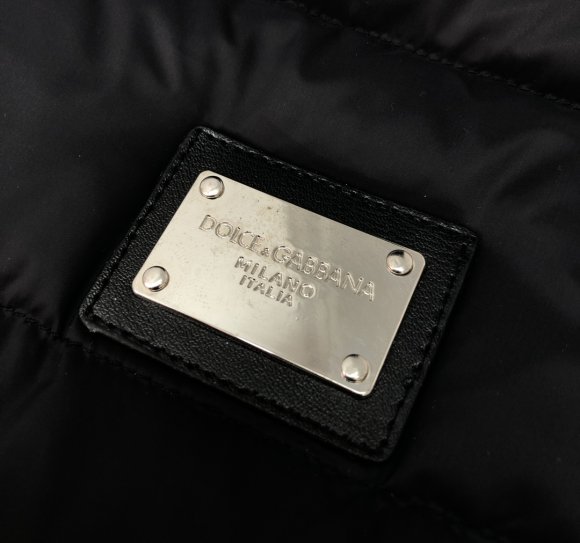 Dolce & Gabbana Essential - Мужской жилет пуховик DZ_2310DG2 Dolce & Gabbana Essential - Мужской жилет пуховик DZ_2310DG2