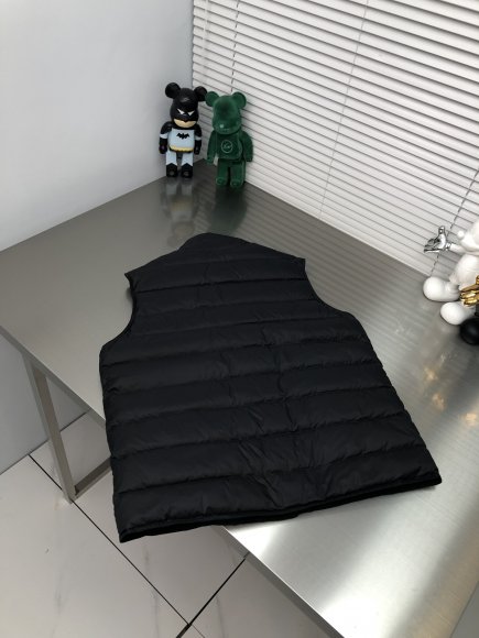 Dolce & Gabbana Essential - Мужской жилет пуховик DZ_2310DG2 Dolce & Gabbana Essential - Мужской жилет пуховик DZ_2310DG2