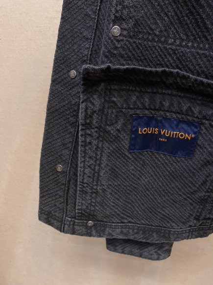 Louis Vuitton - Мужская джинсовая куртка рубашка (костюм джинсы) DZ_2111LV5 Louis Vuitton - Мужская джинсовая куртка рубашка (костюм джинсы) DZ_2111LV5