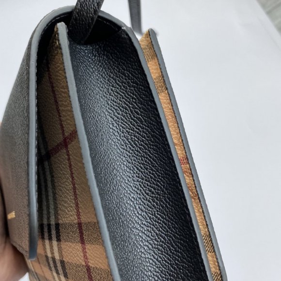 Burberry Женская сумка - мессенджер BU_1702BU6 Burberry Женская сумка - мессенджер BU_1702BU6