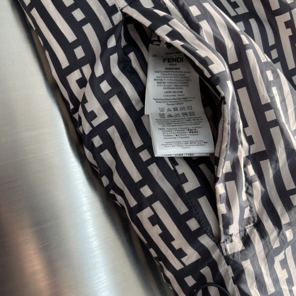 Fendi - Мужская двусторонняя куртка пуховик TJ_0612FE1 Fendi - Мужская двусторонняя куртка пуховик TJ_0612FE1