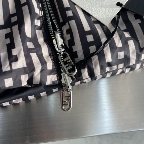 Fendi - Мужская двусторонняя куртка пуховик TJ_0612FE1 Fendi - Мужская двусторонняя куртка пуховик TJ_0612FE1