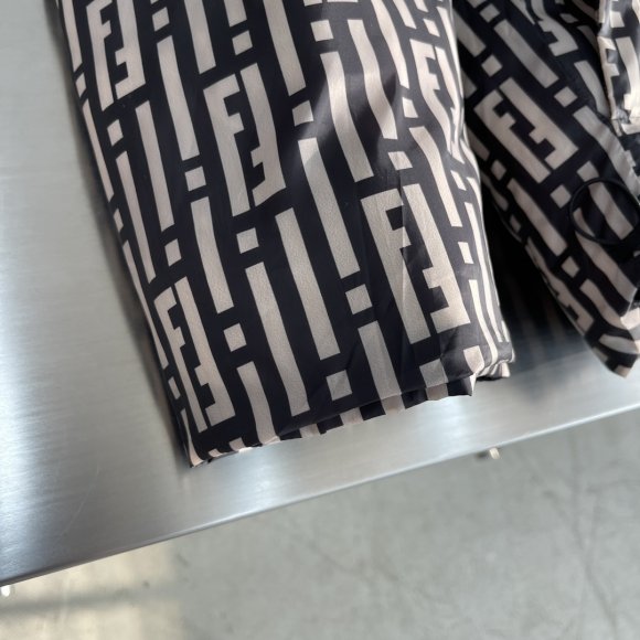 Fendi - Мужская двусторонняя куртка пуховик TJ_0612FE1 Fendi - Мужская двусторонняя куртка пуховик TJ_0612FE1