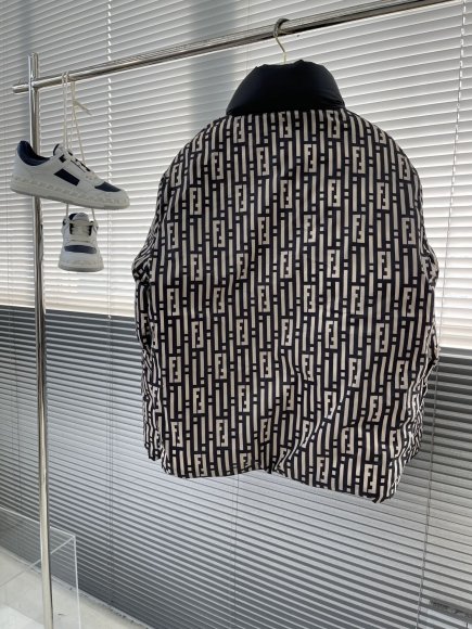 Fendi - Мужская двусторонняя куртка пуховик TJ_0612FE1 Fendi - Мужская двусторонняя куртка пуховик TJ_0612FE1