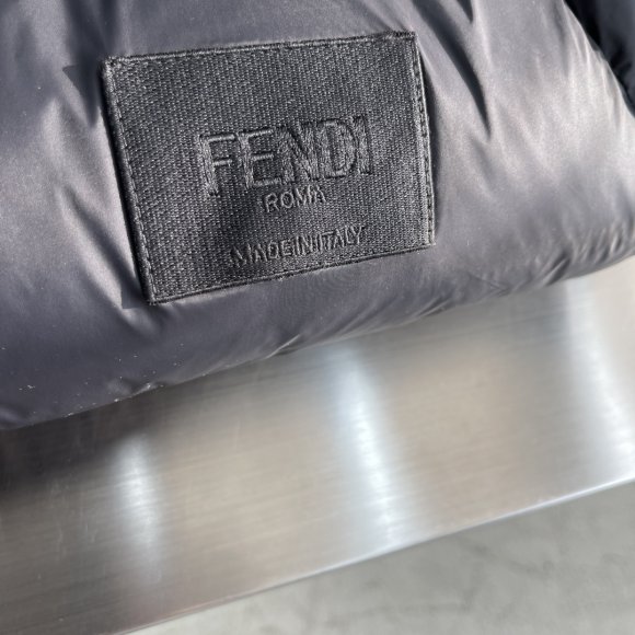 Fendi - Мужская двусторонняя куртка пуховик TJ_0612FE1 Fendi - Мужская двусторонняя куртка пуховик TJ_0612FE1