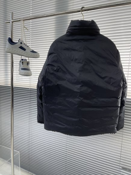 Fendi - Мужская двусторонняя куртка пуховик TJ_0612FE1 Fendi - Мужская двусторонняя куртка пуховик TJ_0612FE1