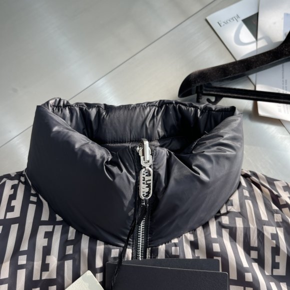 Fendi - Мужская двусторонняя куртка пуховик TJ_0612FE1 Fendi - Мужская двусторонняя куртка пуховик TJ_0612FE1