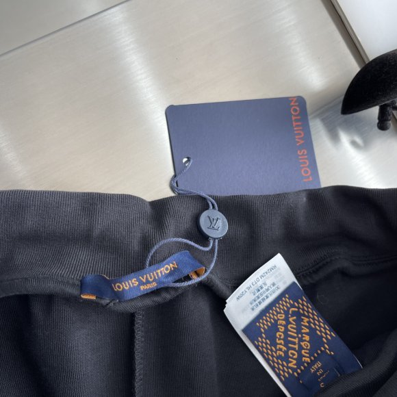 Louis Vuitton - Мужские шорты TJ_0804LV2