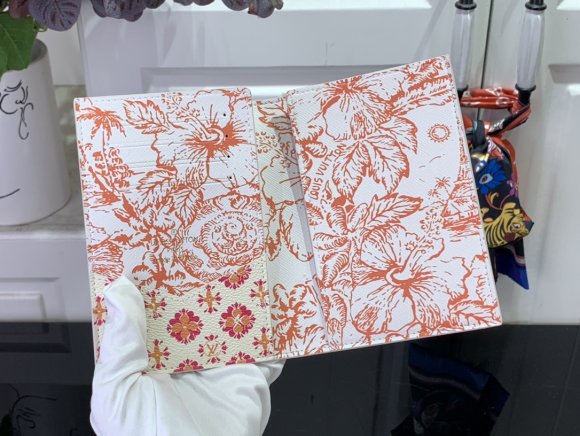 Louis Vuitton By The Pool - Обложка для паспорта LG_2108LV1 Louis Vuitton By The Pool - Обложка для паспорта LG_2108LV1