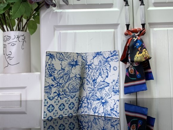 Louis Vuitton By The Pool - Обложка для паспорта LG_2108LV1 Louis Vuitton By The Pool - Обложка для паспорта LG_2108LV1