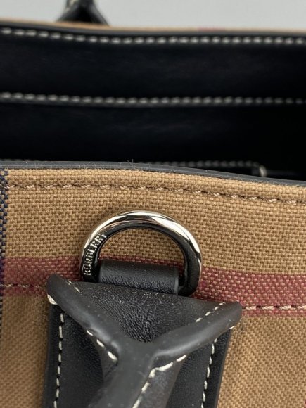 Burberry Женская сумка - мессенджер BU_1702BU8 Burberry Женская сумка - мессенджер BU_1702BU8