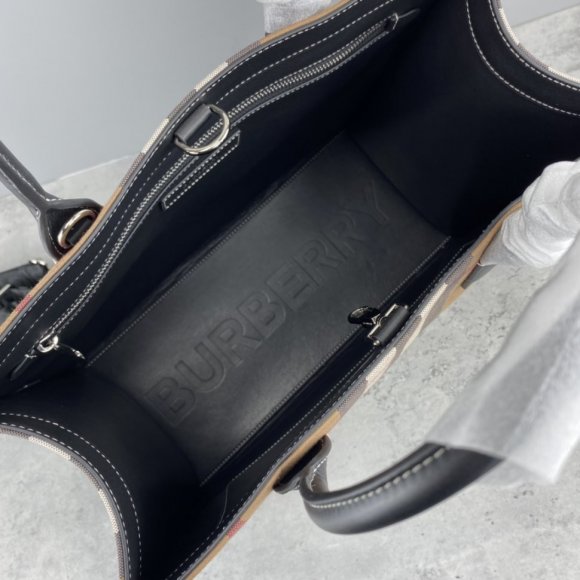 Burberry Женская сумка - мессенджер BU_1702BU8 Burberry Женская сумка - мессенджер BU_1702BU8