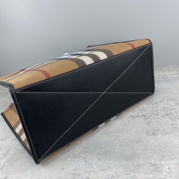 Burberry Женская сумка - мессенджер BU_1702BU8 Burberry Женская сумка - мессенджер BU_1702BU8