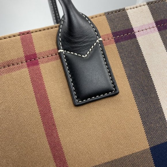 Burberry Женская сумка - мессенджер BU_1702BU8 Burberry Женская сумка - мессенджер BU_1702BU8