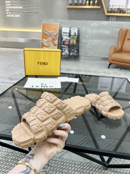 Fendi - Мужские шлепанцы RU_2205FE4 Fendi - Мужские шлепанцы RU_2205FE4