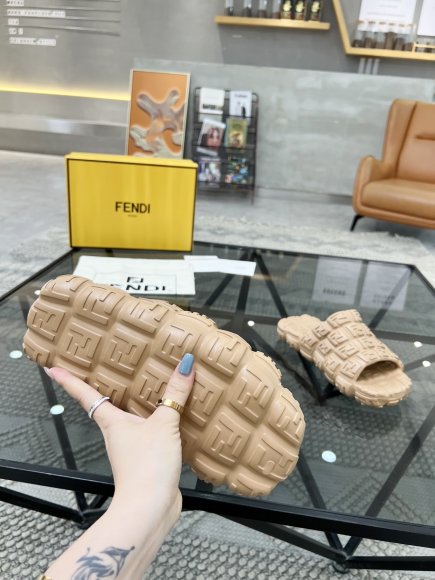 Fendi - Мужские шлепанцы RU_2205FE4 Fendi - Мужские шлепанцы RU_2205FE4