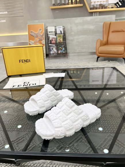 Fendi - Мужские шлепанцы RU_2205FE4 Fendi - Мужские шлепанцы RU_2205FE4