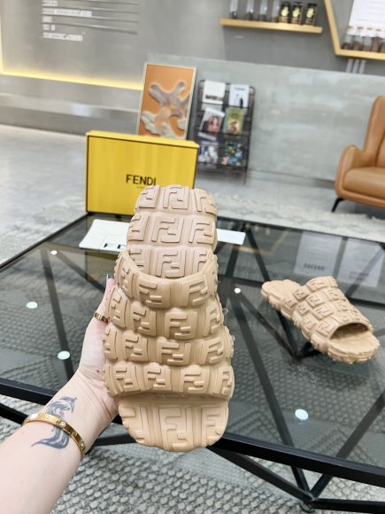 Fendi - Женские шлепанцы RU_2205FE4W Fendi - Женские шлепанцы RU_2205FE4W