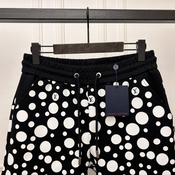 Louis Vuitton - Мужские шорты KN_0407LV3 Louis Vuitton - Мужские шорты KN_0407LV3