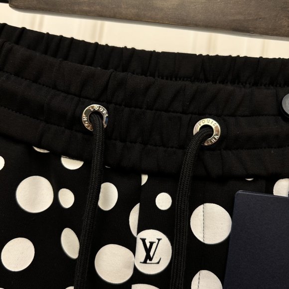 Louis Vuitton - Мужские шорты KN_0407LV3 Louis Vuitton - Мужские шорты KN_0407LV3