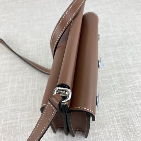 Burberry Женская сумка - мессенджер BU_1702BU10 Burberry Женская сумка - мессенджер BU_1702BU10