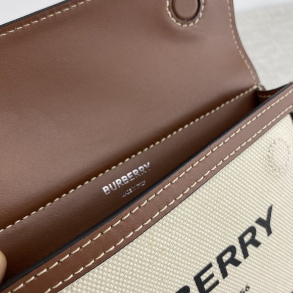 Burberry Женская сумка - мессенджер BU_1702BU10 Burberry Женская сумка - мессенджер BU_1702BU10