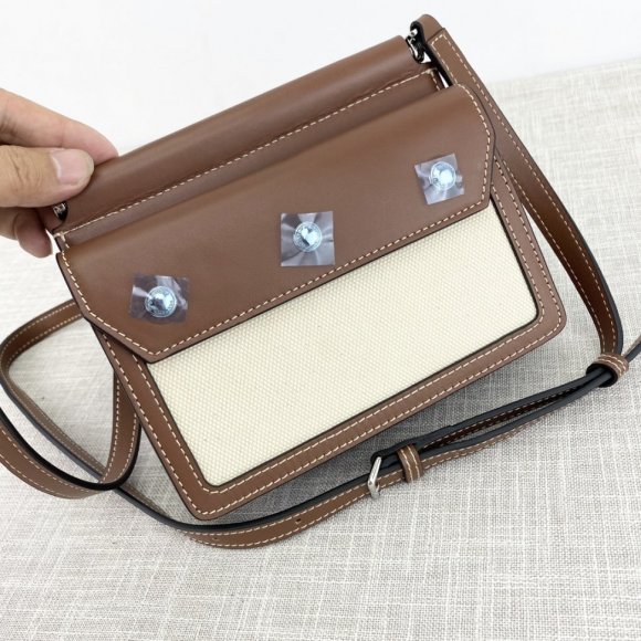 Burberry Женская сумка - мессенджер BU_1702BU10 Burberry Женская сумка - мессенджер BU_1702BU10