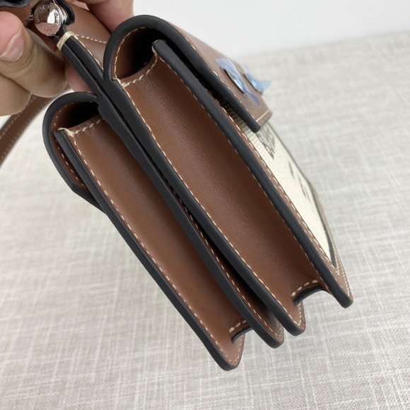 Burberry Женская сумка - мессенджер BU_1702BU10 Burberry Женская сумка - мессенджер BU_1702BU10