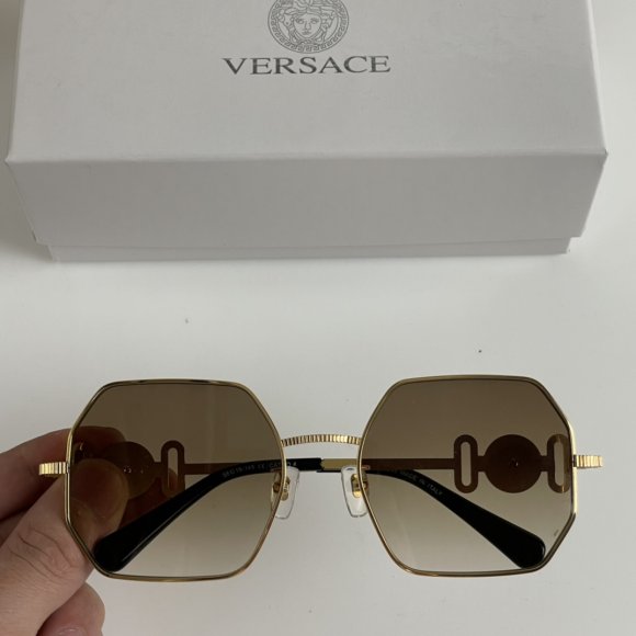 Versace - Солнцезащитные очки K2_2402VE7 Versace - Солнцезащитные очки K2_2402VE7